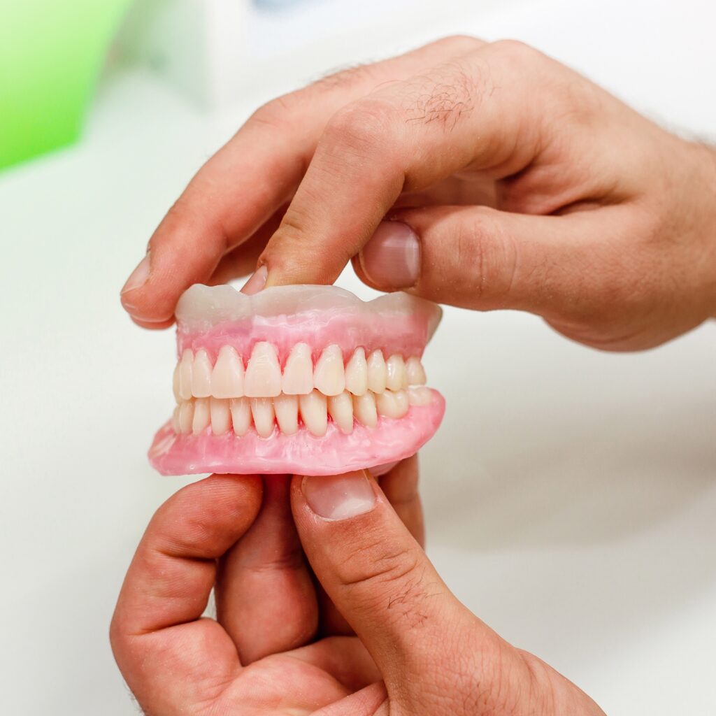 The artificial teeth of full mouth in the dental office